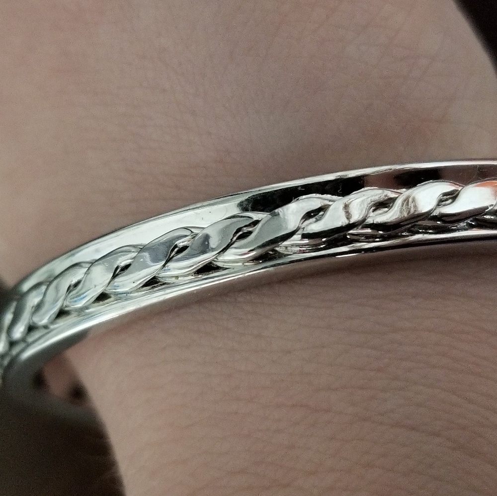 NWT Silver Design Bangle - Picture 1 of 2